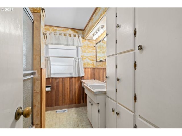 12712 Se BUSH St, Portland, OR 97236