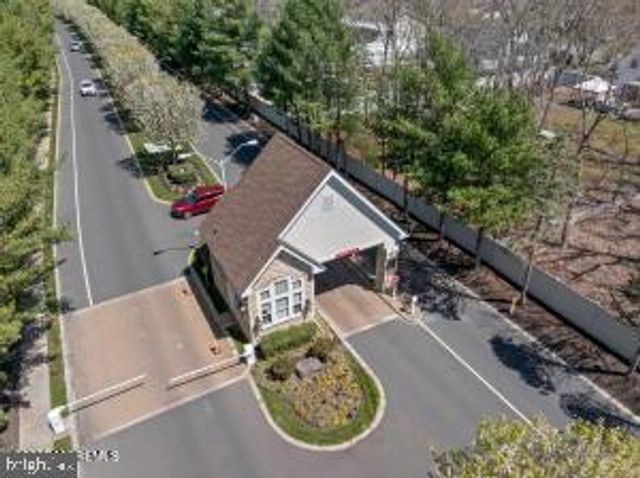 8 WHITECAPS TER, Barnegat, NJ 08005