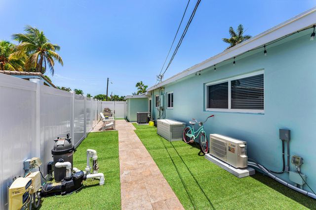 904 SE 15th Court, Deerfield Beach, FL 33441