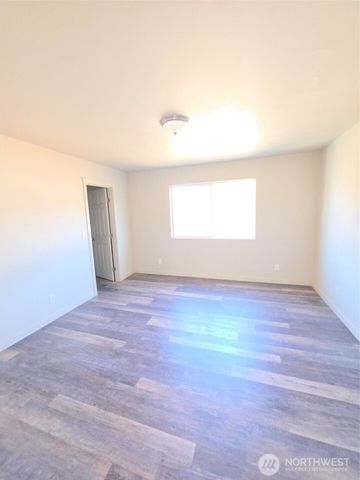 3704 W F Street, Bremerton, WA 98312
