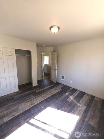3704 W F Street, Bremerton, WA 98312