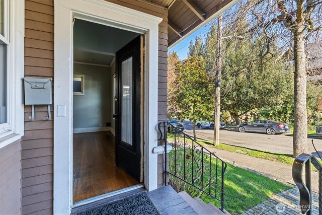 1721 3rd Avenue N, Seattle, WA 98109