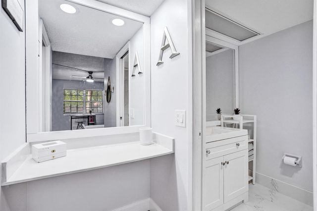 4200 Oaks Terrace 203, Pompano Beach, FL 33069