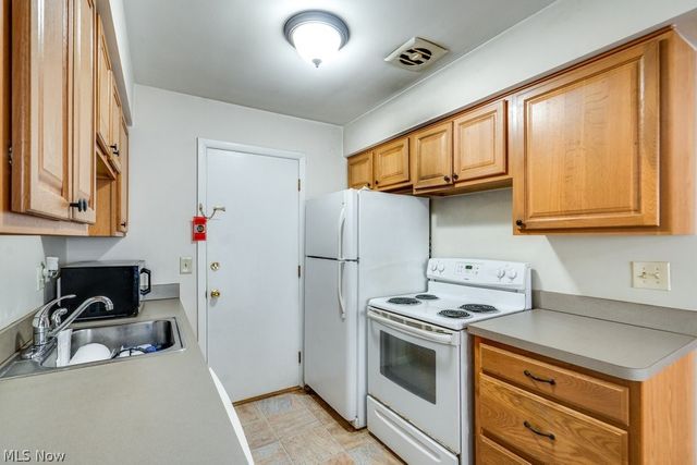 25600 Country Club Boulevard 4, North Olmsted, OH 44070