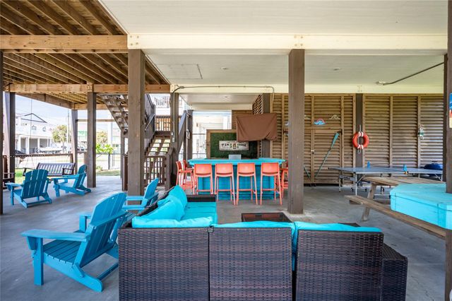 866 Townsend Drive, Crystal Beach, TX 77650