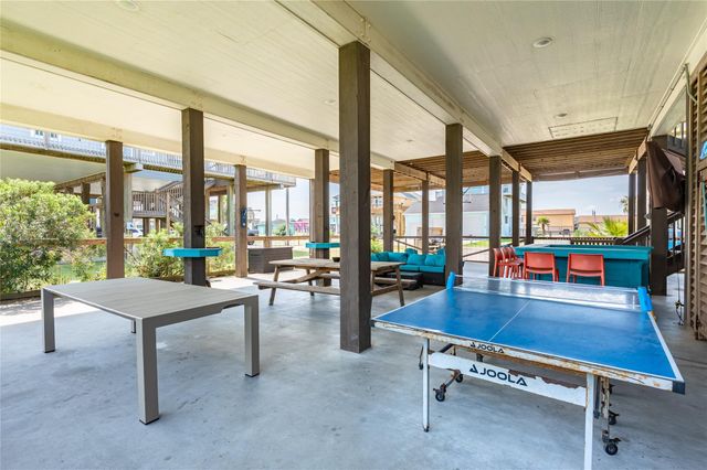 866 Townsend Drive, Crystal Beach, TX 77650