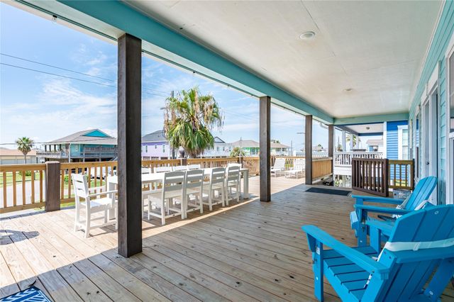 866 Townsend Drive, Crystal Beach, TX 77650