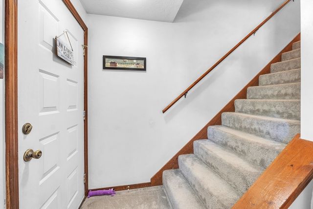 8 Tiffany Cir 8, Millbury, MA 01527