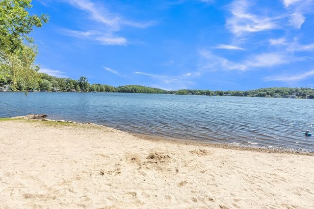 8 Tiffany Cir 8, Millbury, MA 01527
