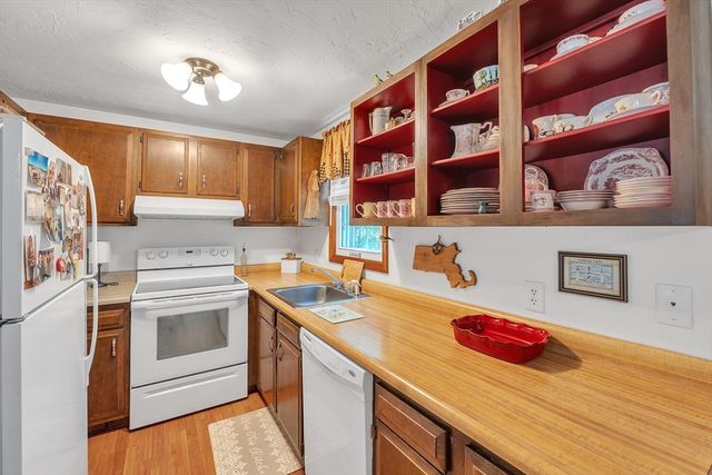 8 Tiffany Cir 8, Millbury, MA 01527