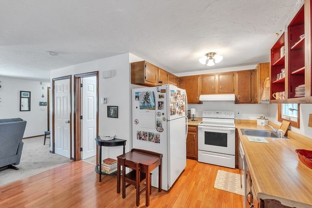 8 Tiffany Cir 8, Millbury, MA 01527
