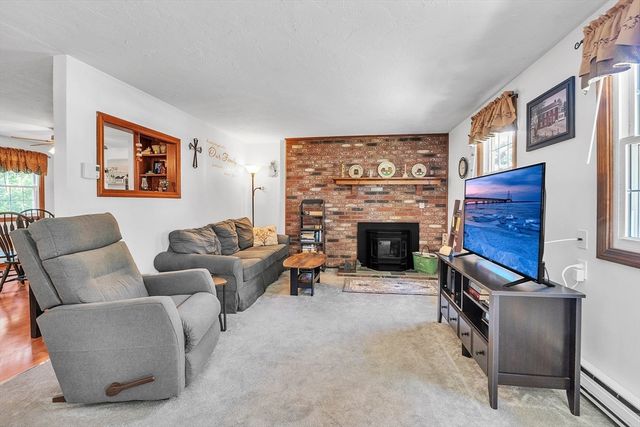 8 Tiffany Cir 8, Millbury, MA 01527
