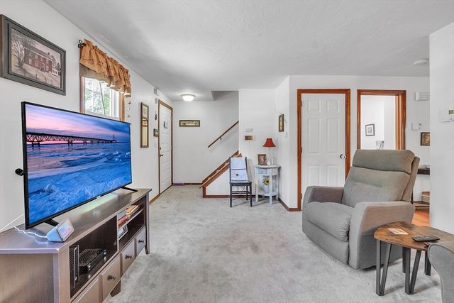 8 Tiffany Cir 8, Millbury, MA 01527