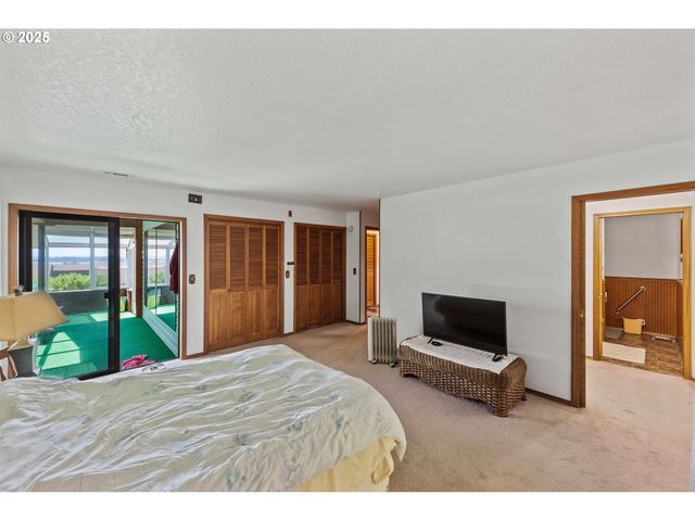 705 PREFONTAINE Dr, Coos Bay, OR 97420