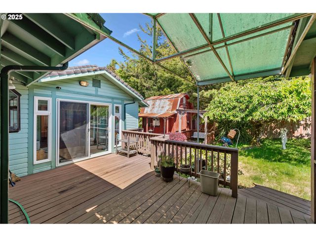 705 PREFONTAINE Dr, Coos Bay, OR 97420