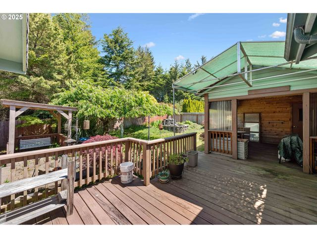 705 PREFONTAINE Dr, Coos Bay, OR 97420