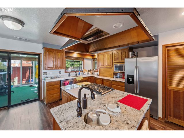 705 PREFONTAINE Dr, Coos Bay, OR 97420