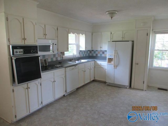 2111 Edinburgh Drive SW, Huntsville, AL 35803
