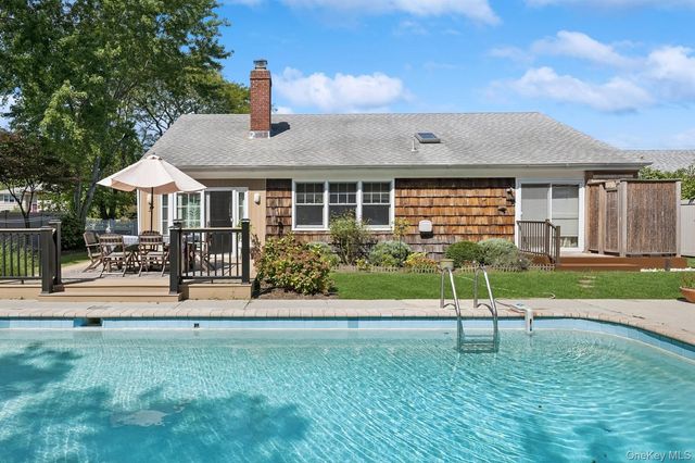 7 Linda Lane, Hampton Bays, NY 11946