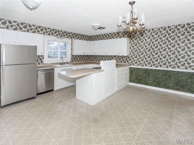 19 Pine Lake Drive, Collinsville, IL 62234