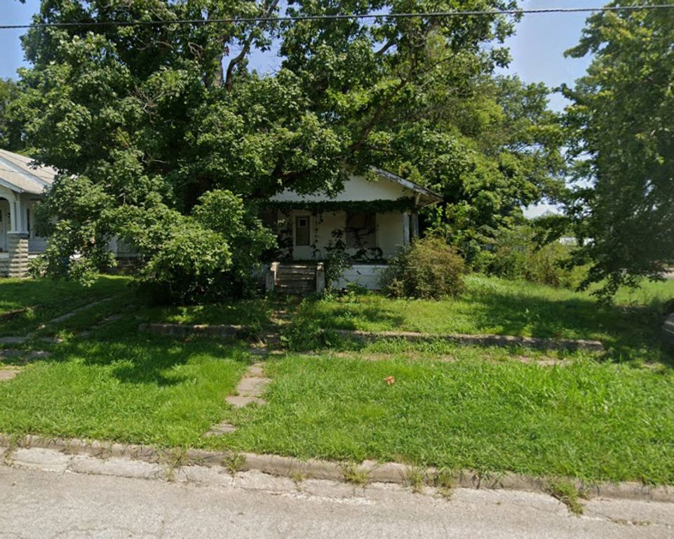 Image 2 of property listing at 724 S 18th Street, Mt Vernon, IL 62864