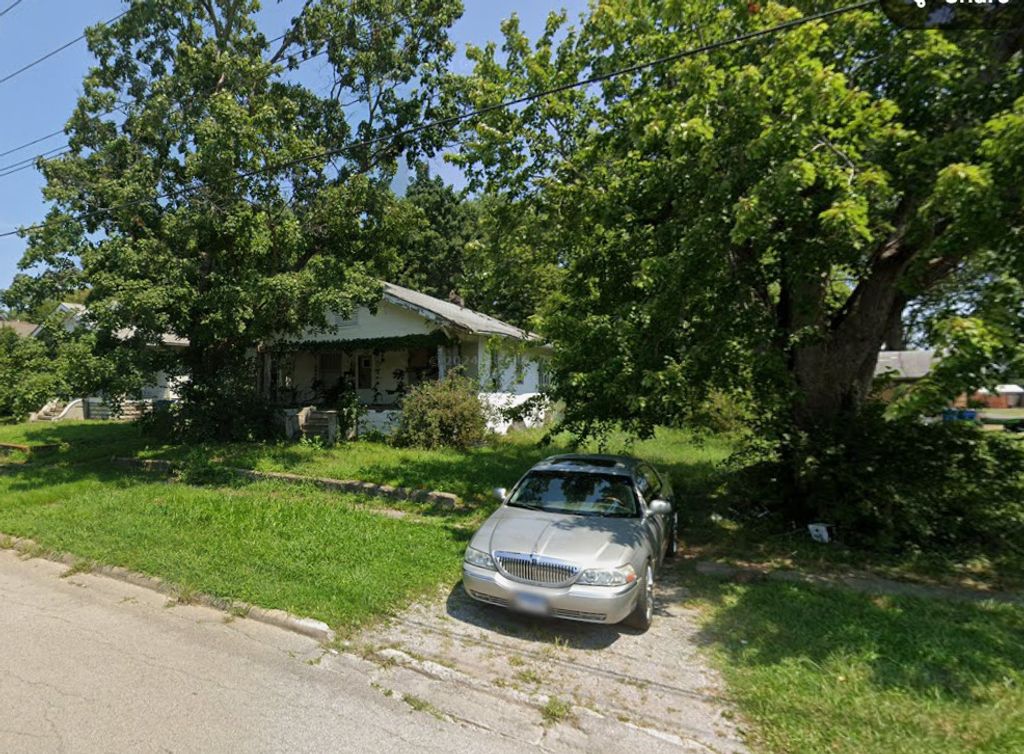 Image 3 of property listing at 724 S 18th Street, Mt Vernon, IL 62864