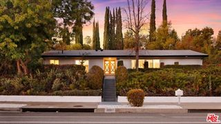 24201 Burbank Boulevard, Woodland Hills (los Angeles), CA 91367