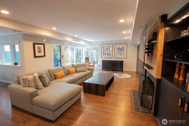 907 Broadway E, Seattle, WA 98102