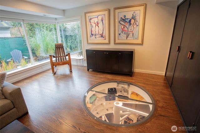 907 Broadway E, Seattle, WA 98102