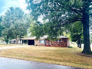 1015 McPhail Drive, Aurora, MO 65605