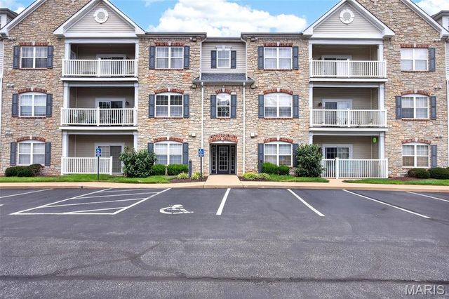 6 Monarch Trace Court 103, Chesterfield, MO 63017