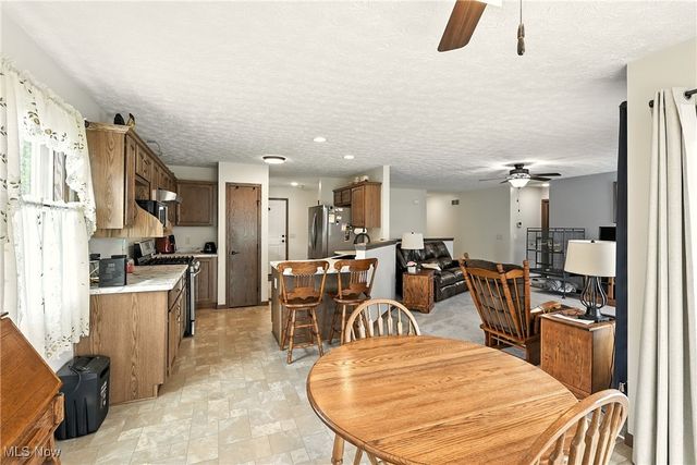 5239 Monroe Square E, Barberton, OH 44203