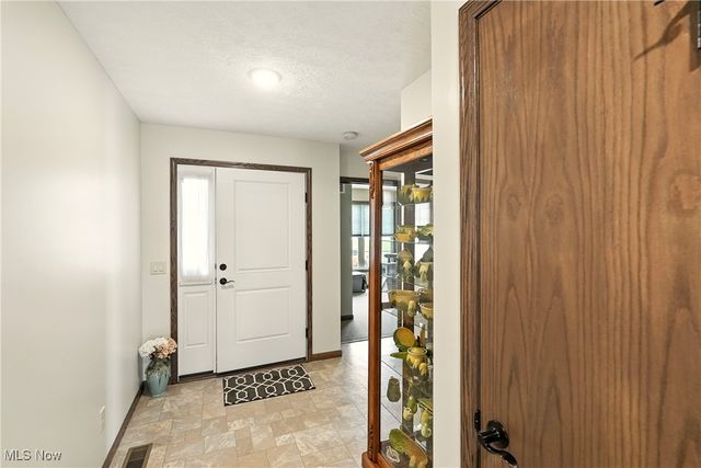 5239 Monroe Square E, Barberton, OH 44203