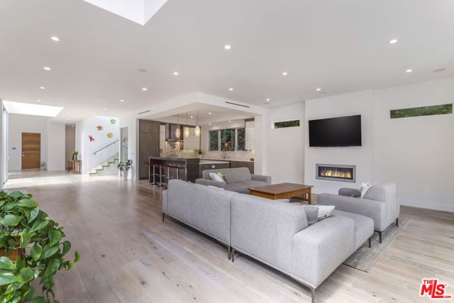 3728 S Barrington Avenue, Los Angeles, CA 90066