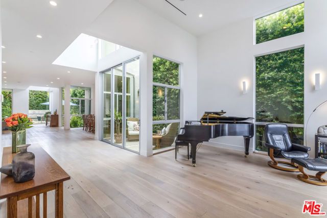 3728 S Barrington Avenue, Los Angeles, CA 90066