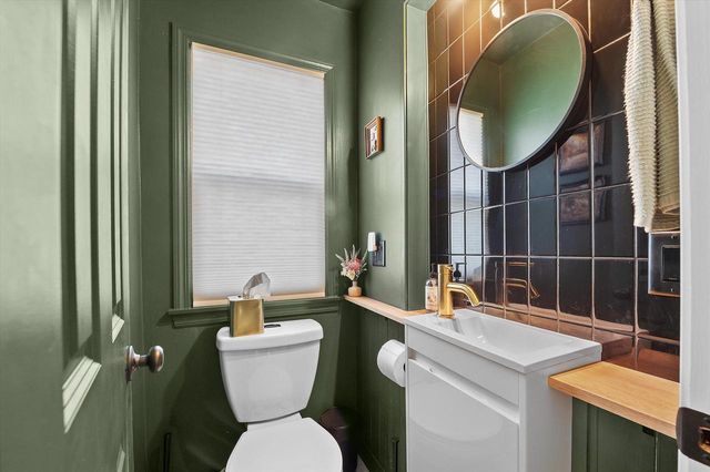 1918 E Eden PLACE, Saint Francis, WI 53235