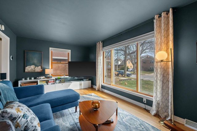 1918 E Eden PLACE, Saint Francis, WI 53235