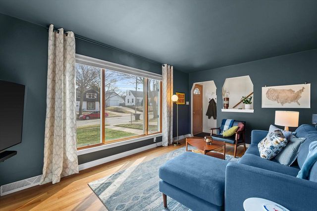 1918 E Eden PLACE, Saint Francis, WI 53235