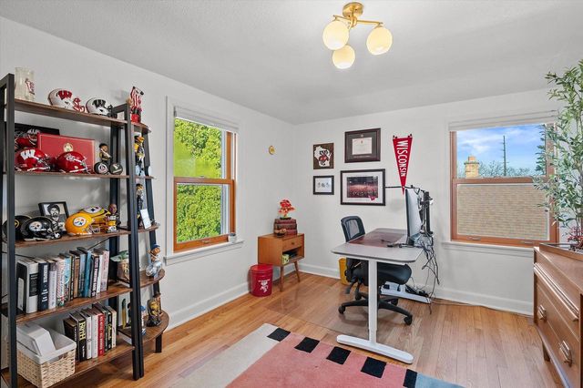 1918 E Eden PLACE, Saint Francis, WI 53235