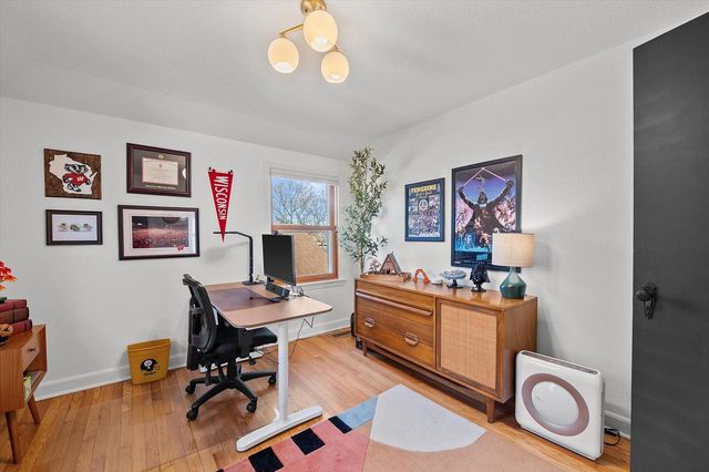 1918 E Eden PLACE, Saint Francis, WI 53235