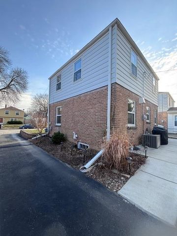 1918 E Eden PLACE, Saint Francis, WI 53235