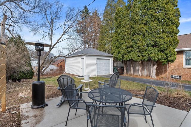 1918 E Eden PLACE, Saint Francis, WI 53235