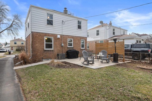 1918 E Eden PLACE, Saint Francis, WI 53235