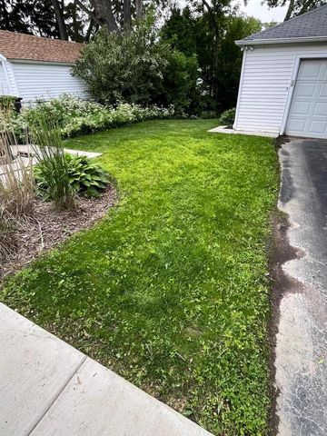 1918 E Eden PLACE, Saint Francis, WI 53235