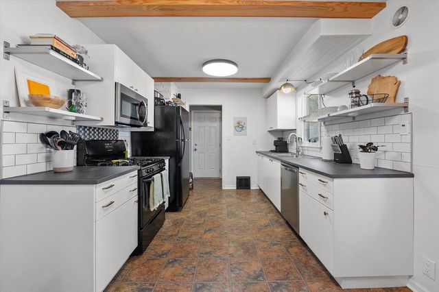 1918 E Eden PLACE, Saint Francis, WI 53235