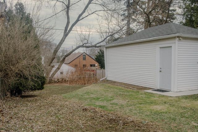 1918 E Eden PLACE, Saint Francis, WI 53235