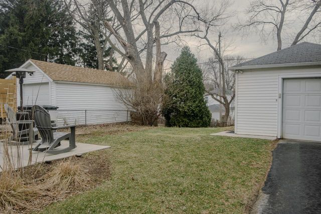 1918 E Eden PLACE, Saint Francis, WI 53235