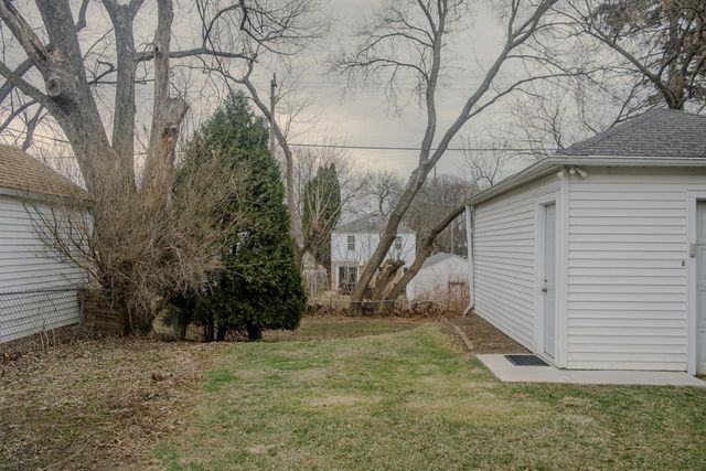 1918 E Eden PLACE, Saint Francis, WI 53235