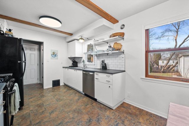 1918 E Eden PLACE, Saint Francis, WI 53235