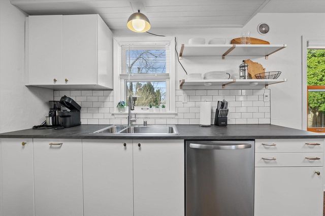 1918 E Eden PLACE, Saint Francis, WI 53235